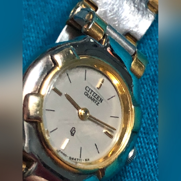 (933)Vintage Ladies Citizen CQ Two Tone Gold & Silver Quartz Watch…. - Picture 3 of 14